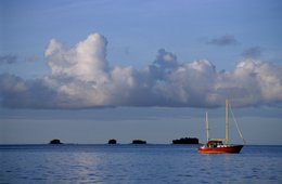 Calm-sea;-Comoros-Archipelago;-Cumulus;-Evening-light;-France;-Indian-Ocean;-Kaleidos;-Kaleidos-images;-La-parole-à-limage;-Laurent-Abad;-Mayotte;-Rocks;-Sailboat;-Seascape;-Stories-Pictures